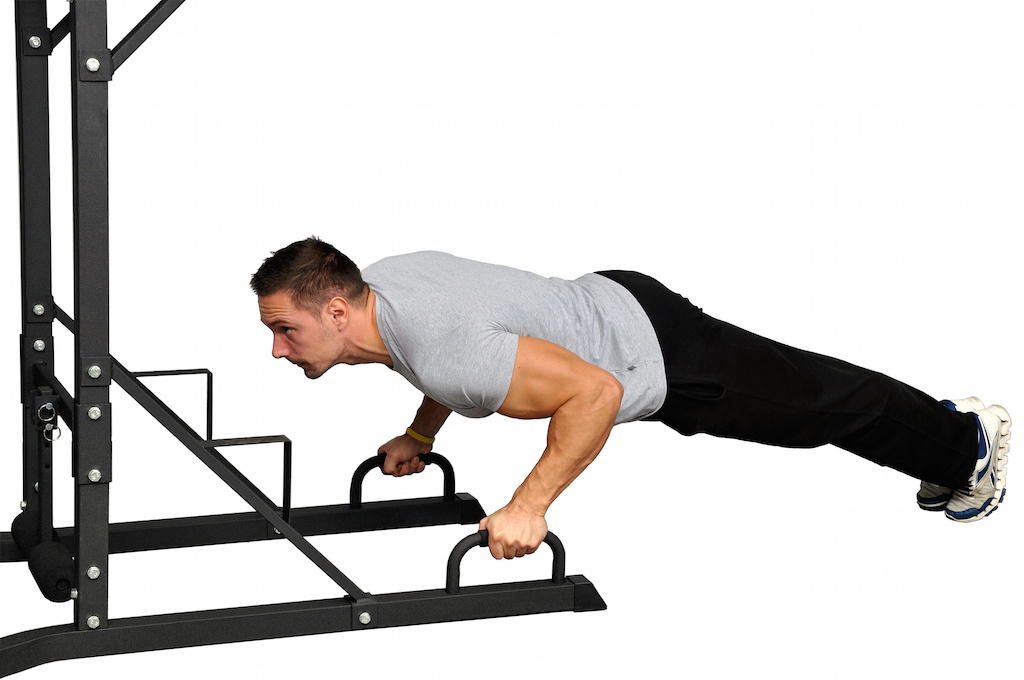 RING RX UNIV univerzalna fitnes sprava – muškarac radi sklekove